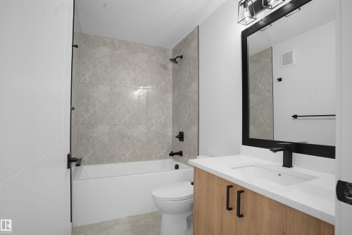 987 Elderberry Landing, Edmonton, AB - Indoor Photo Showing Bathroom