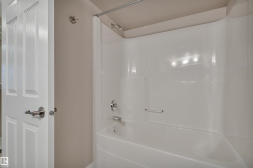 121 13005 140 Avenue, Edmonton, AB - Indoor Photo Showing Bathroom