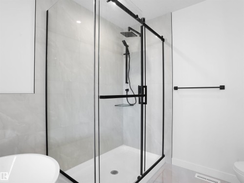 955 Elderberry Landing, Edmonton, AB - Indoor Photo Showing Bathroom