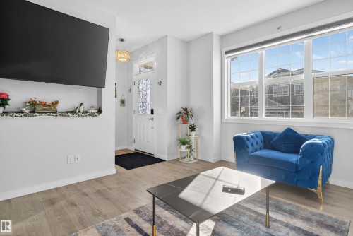 22512 80 Avenue Nw, Edmonton, AB - Indoor Photo Showing Living Room