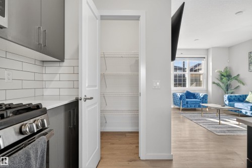 22512 80 Avenue Nw, Edmonton, AB - Indoor Photo Showing Kitchen With Upgraded Kitchen