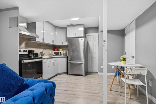 22512 80 Avenue Nw, Edmonton, AB - Indoor Photo Showing Kitchen