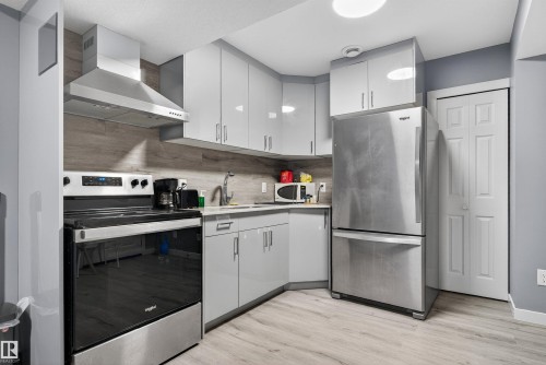 22512 80 Avenue Nw, Edmonton, AB - Indoor Photo Showing Kitchen