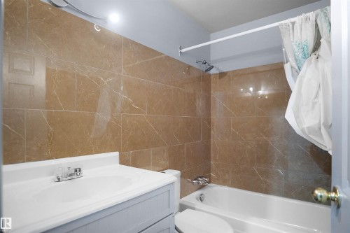 887 Abbottsfield Road, Edmonton, AB - Indoor Photo Showing Bathroom