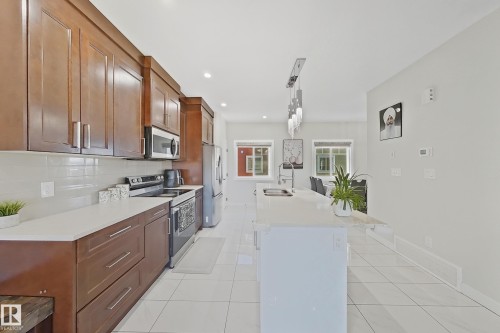 2 2803 14 Avenue, Edmonton, AB - Indoor Photo Showing Kitchen