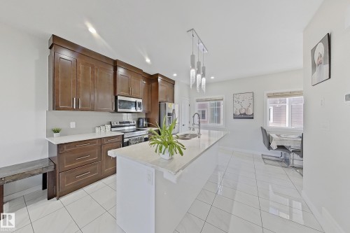 2 2803 14 Avenue, Edmonton, AB - Indoor Photo Showing Kitchen