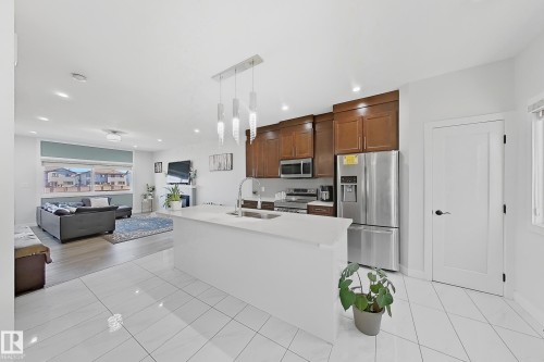 2 2803 14 Avenue, Edmonton, AB - Indoor Photo Showing Kitchen