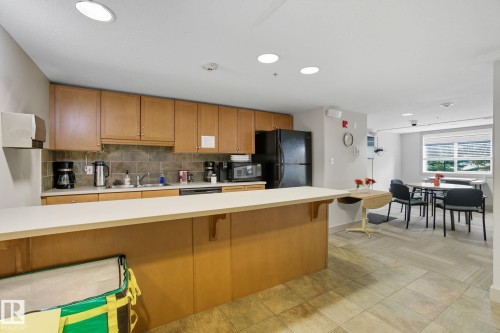 412 278 Suder Greens Drive, Edmonton, AB - Indoor Photo Showing Kitchen