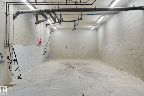 412 278 Suder Greens Drive, Edmonton, AB - Indoor Photo Showing Garage
