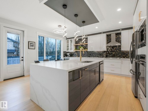 53 Autumnwood Crescent, Spruce Grove, AB - Indoor Photo Showing Kitchen With Upgraded Kitchen