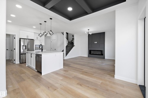 38 Cannes Cove, St. Albert, AB - Indoor Photo Showing Kitchen With Upgraded Kitchen