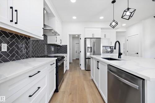 38 Cannes Cove, St. Albert, AB - Indoor Photo Showing Kitchen With Upgraded Kitchen