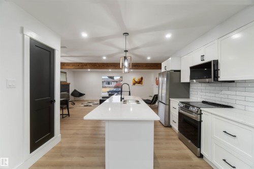 6719 95 Avenue, Edmonton, AB - Indoor Photo Showing Kitchen With Upgraded Kitchen