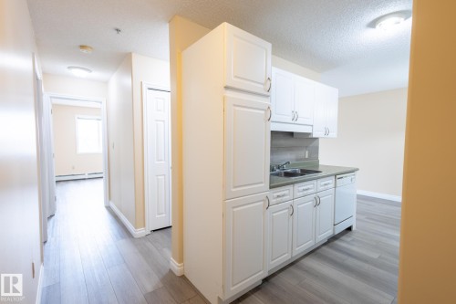 404 11446 40 Avenue, Edmonton, AB - Indoor Photo Showing Kitchen With Double Sink