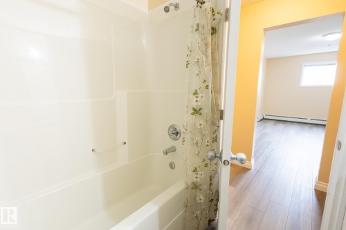 404 11446 40 Avenue, Edmonton, AB - Indoor Photo Showing Bathroom