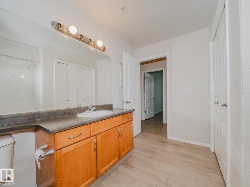 209 12111 51 Avenue, Edmonton, AB - Indoor Photo Showing Bathroom