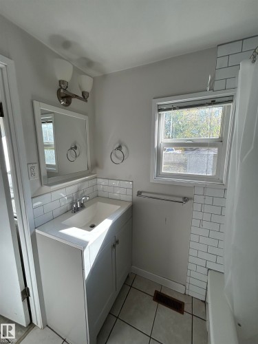 10657 64 Avenue, Edmonton, AB - Indoor Photo Showing Bathroom