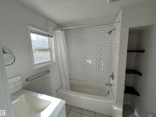 10657 64 Avenue, Edmonton, AB - Indoor Photo Showing Bathroom