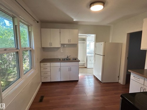 10657 64 Avenue, Edmonton, AB - Indoor Photo Showing Kitchen With Double Sink