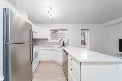 30 130 Hyndman Crescent Nw, Edmonton, AB - Indoor Photo Showing Kitchen With Upgraded Kitchen