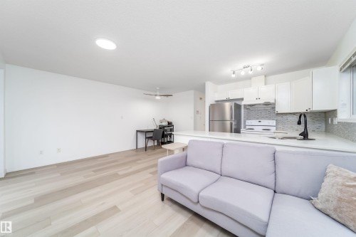 30 130 Hyndman Crescent Nw, Edmonton, AB - Indoor