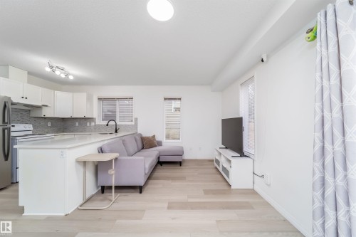 30 130 Hyndman Crescent Nw, Edmonton, AB - Indoor Photo Showing Kitchen