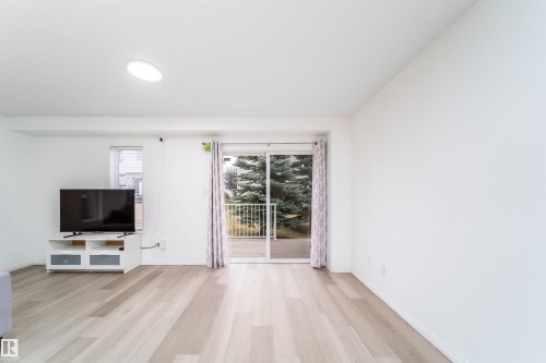 30 130 Hyndman Crescent Nw, Edmonton, AB - Indoor Photo Showing Living Room
