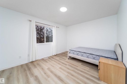 30 130 Hyndman Crescent Nw, Edmonton, AB - Indoor Photo Showing Bedroom