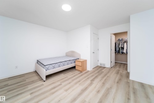 30 130 Hyndman Crescent Nw, Edmonton, AB - Indoor Photo Showing Bedroom