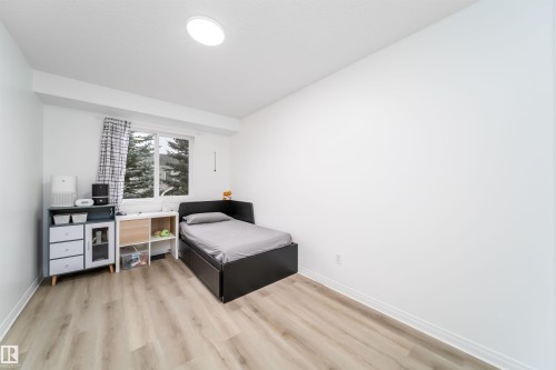30 130 Hyndman Crescent Nw, Edmonton, AB - Indoor Photo Showing Bedroom