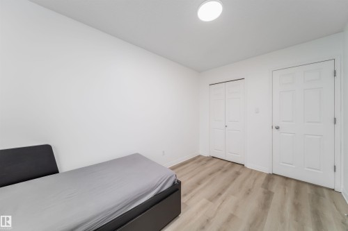 30 130 Hyndman Crescent Nw, Edmonton, AB - Indoor Photo Showing Bedroom