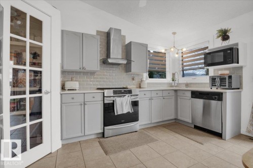3635 44 Street, Edmonton, AB - Indoor Photo Showing Kitchen With Upgraded Kitchen