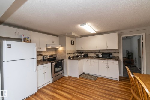 3418 120 Avenue, Edmonton, AB - Indoor Photo Showing Kitchen