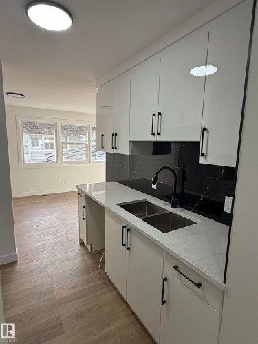 713 Village On The Green, Edmonton, AB - Indoor Photo Showing Kitchen With Double Sink
