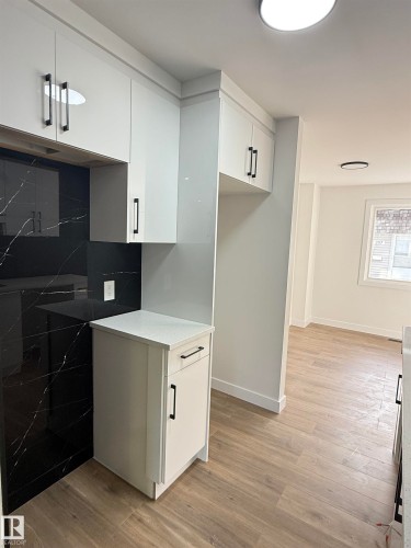 713 Village On The Green, Edmonton, AB - Indoor Photo Showing Kitchen