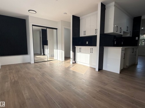 713 Village On The Green, Edmonton, AB - Indoor Photo Showing Kitchen