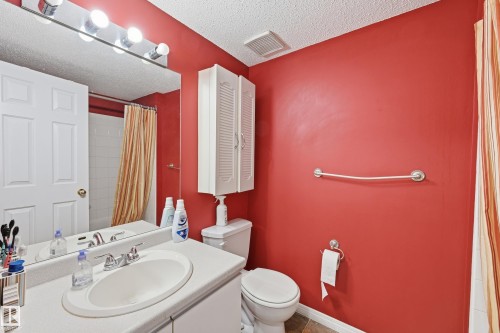 201 9010 106 Avenue, Edmonton, AB - Indoor Photo Showing Bathroom