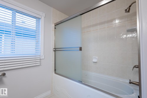10708 76 Avenue, Edmonton, AB - Indoor Photo Showing Bathroom