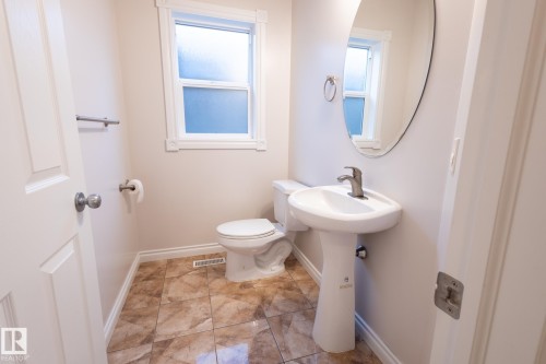 10708 76 Avenue, Edmonton, AB - Indoor Photo Showing Bathroom