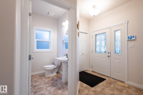 10708 76 Avenue, Edmonton, AB - Indoor Photo Showing Bathroom