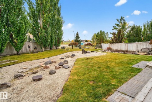 576 Glenwright Crescent, Edmonton, AB - Outdoor With Backyard