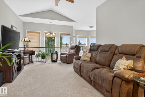 576 Glenwright Crescent, Edmonton, AB - Indoor Photo Showing Living Room