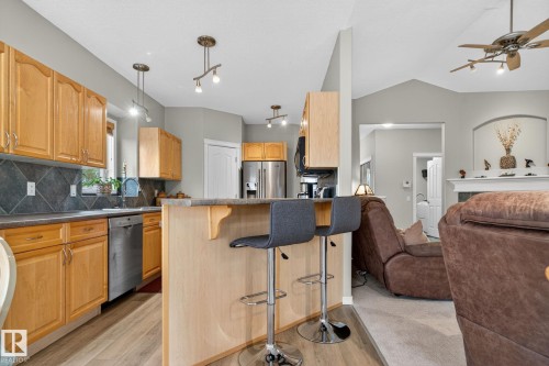 576 Glenwright Crescent, Edmonton, AB - Indoor Photo Showing Kitchen