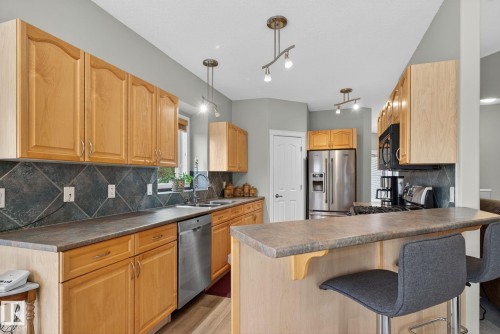 576 Glenwright Crescent, Edmonton, AB - Indoor Photo Showing Kitchen With Double Sink