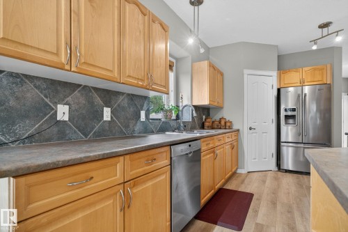 576 Glenwright Crescent, Edmonton, AB - Indoor Photo Showing Kitchen