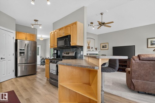 576 Glenwright Crescent, Edmonton, AB - Indoor Photo Showing Kitchen
