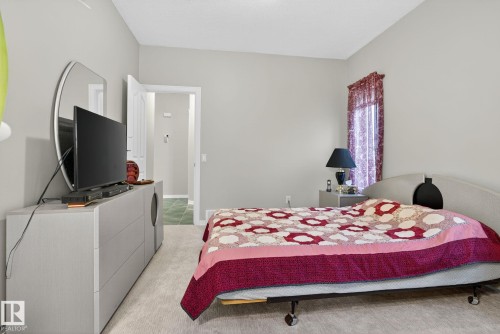 576 Glenwright Crescent, Edmonton, AB - Indoor Photo Showing Bedroom