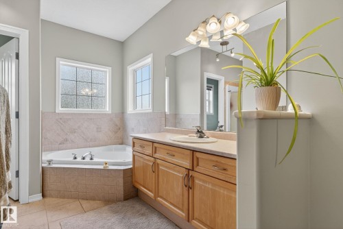 576 Glenwright Crescent, Edmonton, AB - Indoor Photo Showing Bathroom