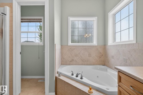 576 Glenwright Crescent, Edmonton, AB - Indoor Photo Showing Bathroom