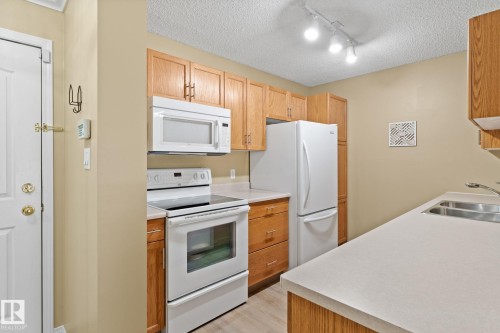 404 10511 42 Avenue, Edmonton, AB - Indoor Photo Showing Kitchen With Double Sink